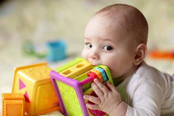 Qu’est-ce qui stimule réellement les bébés? | Article de blogue de Kaleido