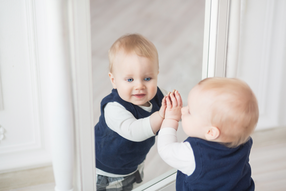 Jeux et découverte : bébé face au miroir | Article de blogue de Kaleido
